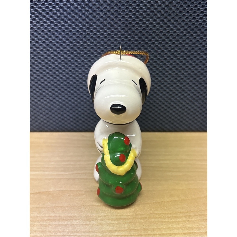 VINTAGE 1966 JAPAN PEANUTS SNOOPY TRIMMING A CHRISTMAS TREE 2.5" ORNAMENT RARE